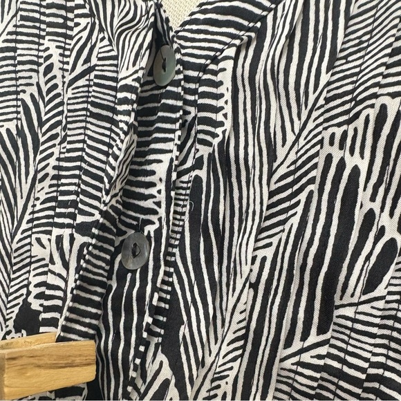 A Pea In The Pod Maternity Black & White Leaf Print Silky Sleeveless Blouse | Sm - Picture 4 of 10